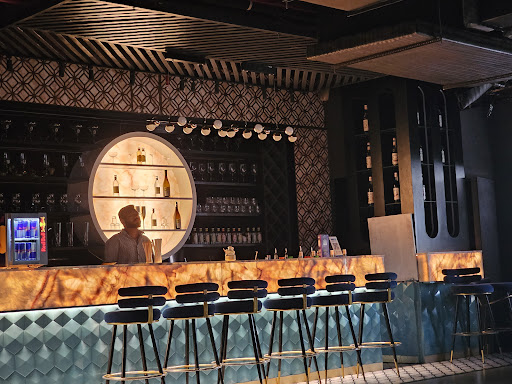 Breezy Bar Club Lounge